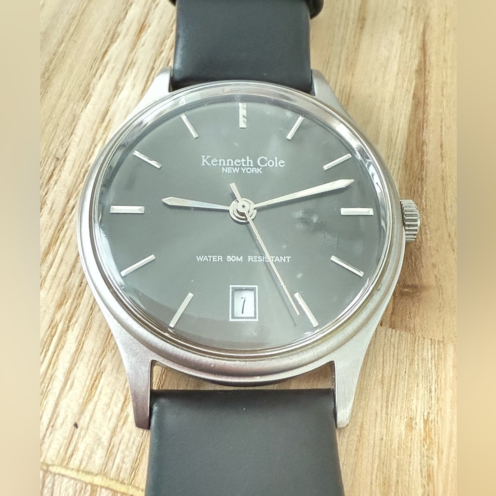 Kenneth Cole New York men’s gray dial black leather dress watch NEW BATTERY